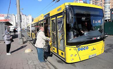 На лівобережжі Києва через відключення електрики змінили рух трамваїв і тролейбусів - нові маршрути