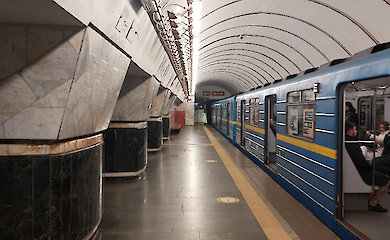 У Києві на одній зі станцій метро напали на чоловіка і порізали обличчя