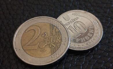 Українцям за кордоном пояснили, коли потрібно платити податки в Україні