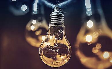 Відключення електроенергії в Україні: як захистити техніку та себе