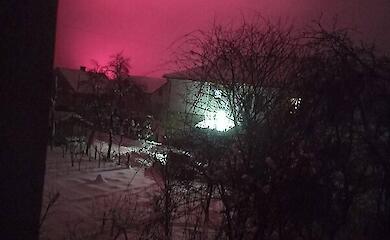 У соцмережах публікують цю заграву, запевняючи, що це наслідки удару по Львівщині в ніч на 9 січня