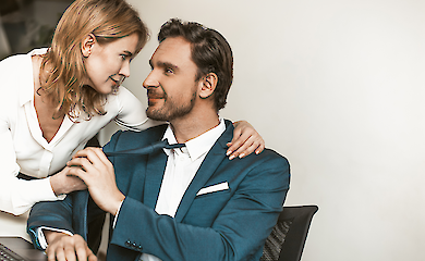 Дослідження пояснило чому люди фліртують заради вигоди