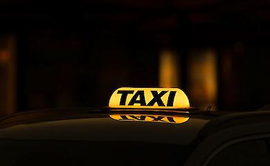 Кілька сервісів таксі повертають нічні поїздки в Києві