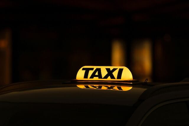 Таксі в Києві знову працюватимуть цілодобово, але з обмеженнями