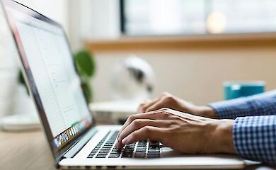 Ринок праці змінюється: через ШІ вакансій стало менше на 40%