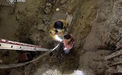 На Поштовій площі рятувальники допомогли дівчині, яка провалилась у підвал недобудови