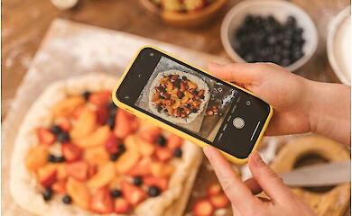 "Зі стрічки в тарілку": учені описали, як TikTok формує харчові звички молоді