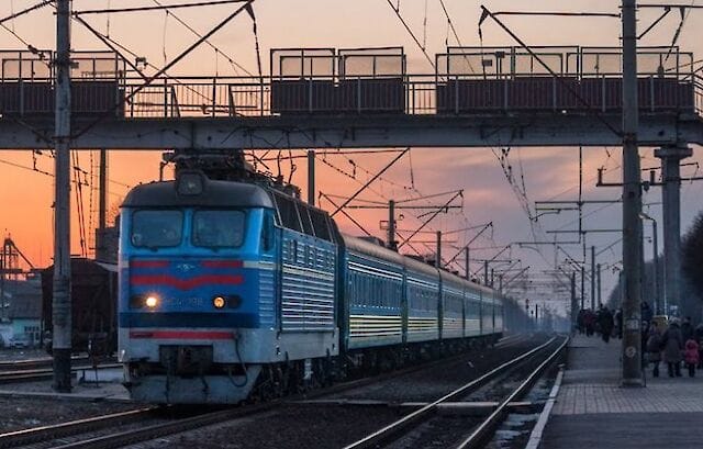 Через атаки РФ «Укрзалізниця» змінює рух поїздів і запроваджує обмеження