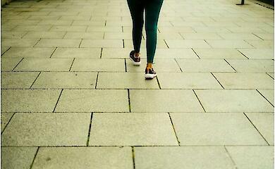 Ходьба спиною вперед може покращувати рухливість і знижувати ризик падінь при розсіяному склерозі