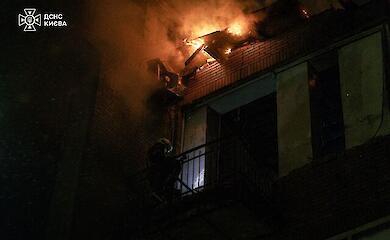 Ворожий обстріл столиці: є поранені, вибиті вікна, пожежі 