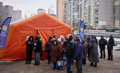 У Києві на Троєщині запустили тепло після обстрілів: тривають аварійні робот