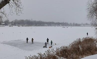 Столичні лайфгарди попереджають: розваги на льоду можуть коштувати життя