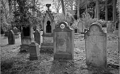 Багаті в Середньовіччі купували могили ближче до церкви - і хворих ховали там же