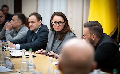 Вчителям підвищують зарплати, школярам обіцяють безкоштовне харчування, а інвалідам - "пакети тепла"