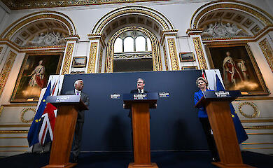 Премьер Британии предлагает ЕС сблизиться в обороне от растущей угрозы РФ, но сам политик под ударом и риском отставки. Кому это выгодно