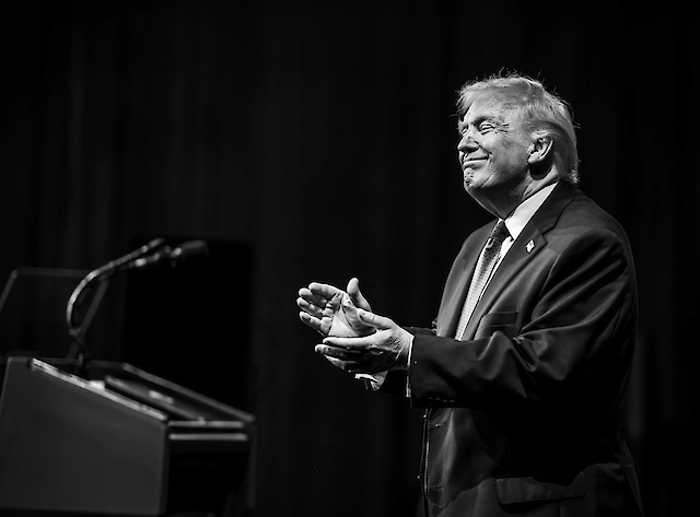 Обама назвав клоунським шоу дії Трампа