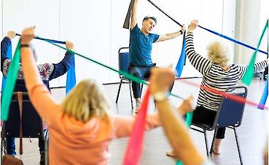 Учені пов'язали незграбність літніх людей зі сповільненням роботи клітин мозочка