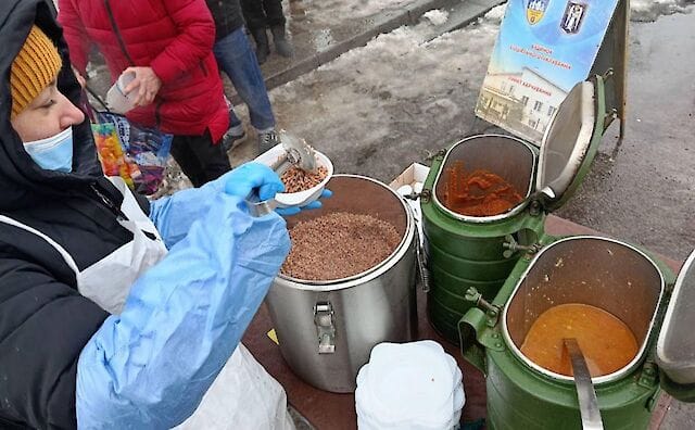 Де у Києві соціальний патруль роздає гарячі обіди