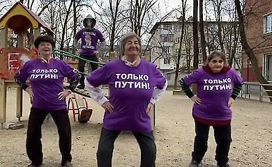 Так виглядають стійкі прихильниці Путіна і війни в Росії