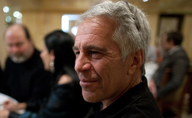 Сексуальний злочинець Епштейн, виявляється, відвідував військові об'єкти. З якою метою