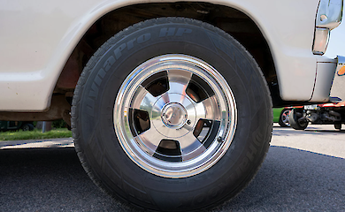 Водіям можуть відшкодувати збитки за пошкоджені ямами колеса: автоюрист пояснив, що робити