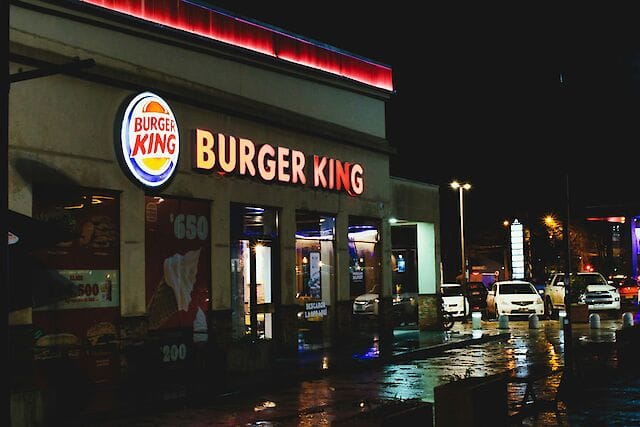 Клієнт завжди на першому місці: Burger King запускає ШІ для перевірки ввічливості персоналу