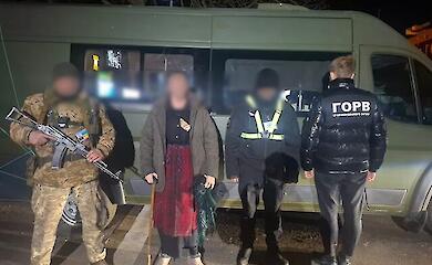 Попросили зняти хустку - так прикордонники викрили 30-річного військовозобов'язаного під виглядом старенької з підробленими документами