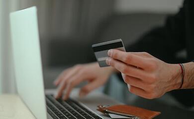 Банк заблокировал карту после пополнения счета: клиент в суде добился компенсации