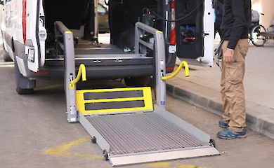 Ветерани з обмеженою мобільністю зможуть безкоштовно доїжджати до лікарень у Києві