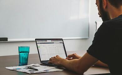 Українці, чиї бізнеси постраждали через війну, можуть претендувати на виплати: подання заяви через Дію