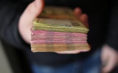 В начале 2026 года средняя зарплата в Украине упала: в каких регионах платят больше всего