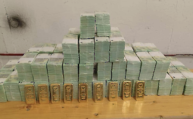 У Орбана показали десятки мільйонів євро і доларів, які влада країни відібрала в українського Ощадбанку. Банк погрожує Угорщині міжнародним судом