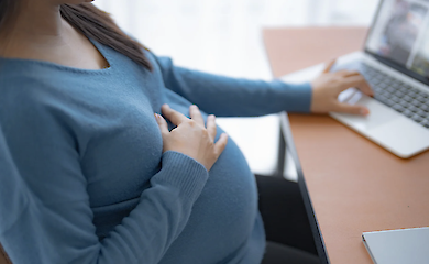 Оплачувана відпустка для батька, але спрощене звільнення для матері. Що пропонує новий Трудовий кодекс