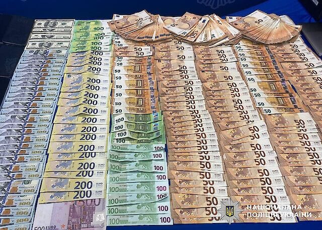Використовували українських беженок: Злочинці вкрали 3 тисячі банківських карт, документи громадян 17 країн, відмили майже 5 млн євро
