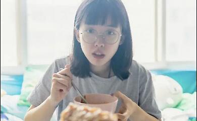 Підліток обирає дієту онлайн