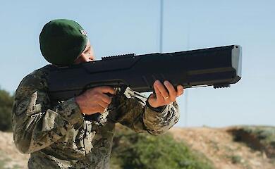 Дочірнє підприємство американського постачальника лазерного обладнання Nuburu оголосило про завершення розробки прототипу портативної зброї спрямованої енергії для боротьби з безпілотниками