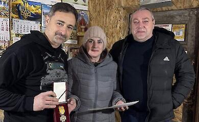 Наталія Рогозна посередині. Фото Укрпошти