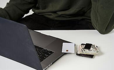 Людина за ноутбуком, ілюстративне фото