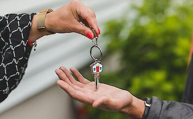 Женщина передает ключи, иллюстративное фото