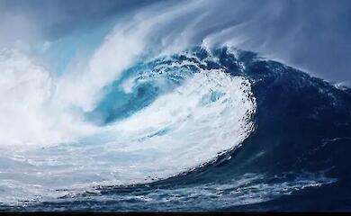 Сильні хвилі біля берегової лінії