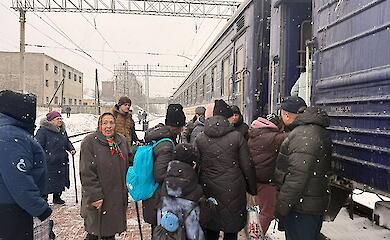 Люди заходять у поїзд "Укрзалізниці"