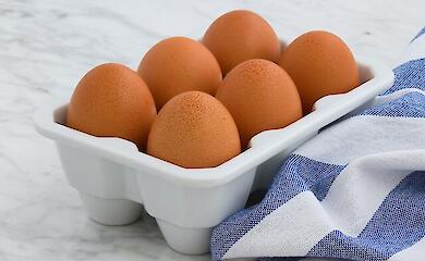 6 куриных яиц в упаковке