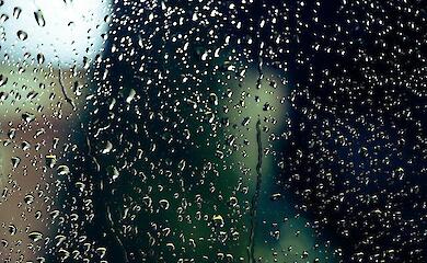 Краплі дощу на склі
