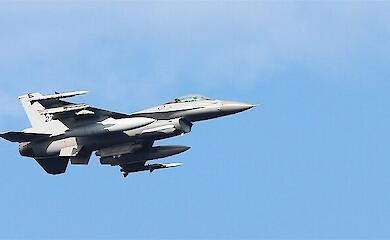 Истребитель в небе, иллюстративное фото