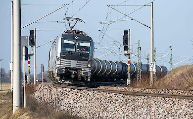 Поезд в движении, иллюстративное фото
