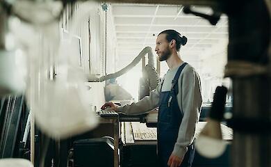 Работник на предприятии, иллюстративное фото