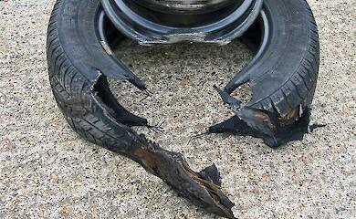 Влетіли в яму на дорозі: як отримати компенсацію за пошкоджене авто