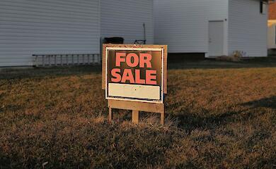 Знак на земле с надписью "на продажу", иллюстративное фото