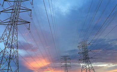 Опорные башни и линии электропередач, иллюстративное фото