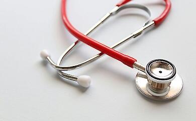 Стетоскоп на білому тлі, ілюстративне фото